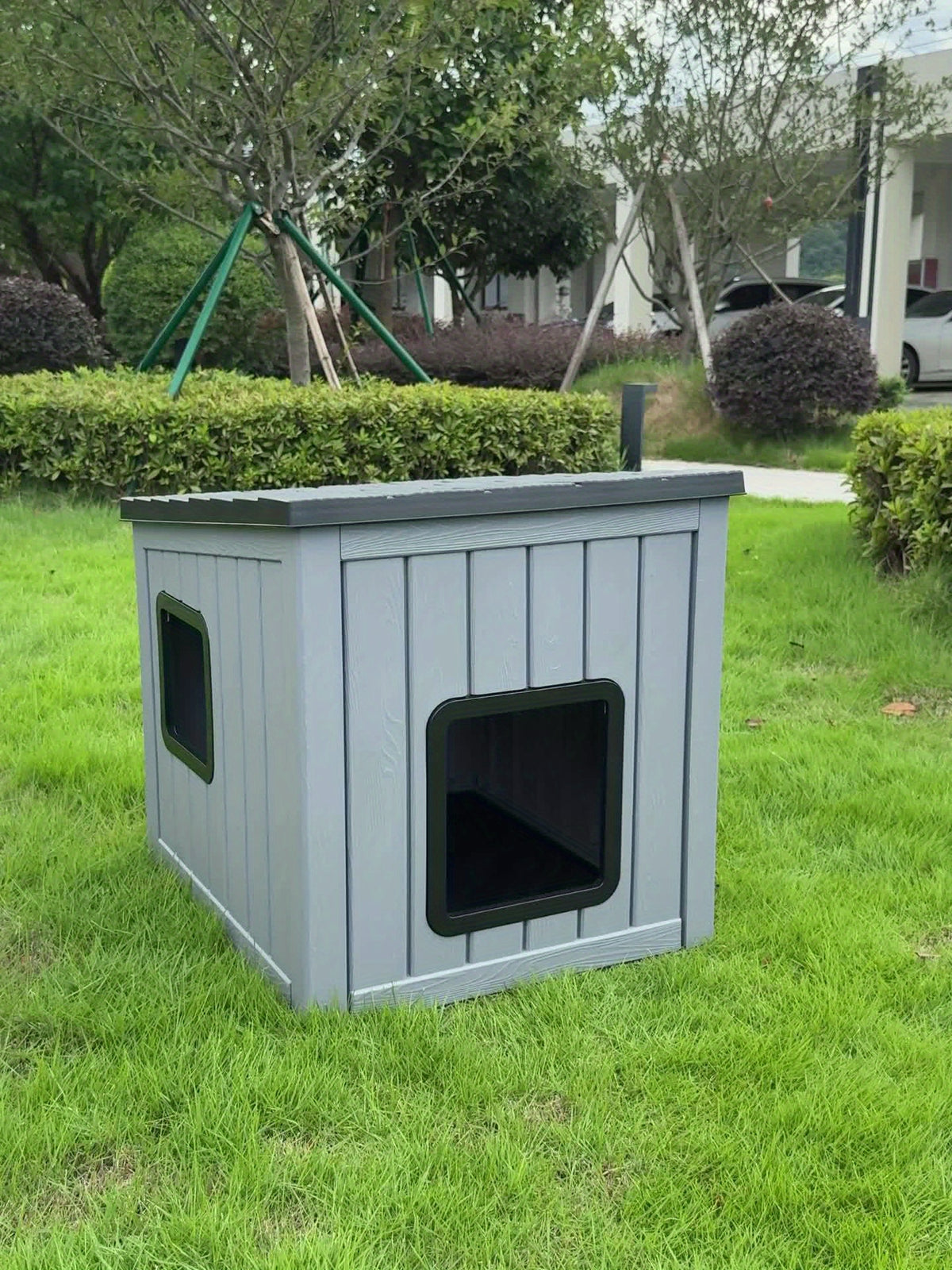 Roofed Outdoor Cat Shelter in Grey, Cozy Pet Resting House for Covered Porches and Secure Balconies, Dedicated Cat Hideaway for Everyday Rest
