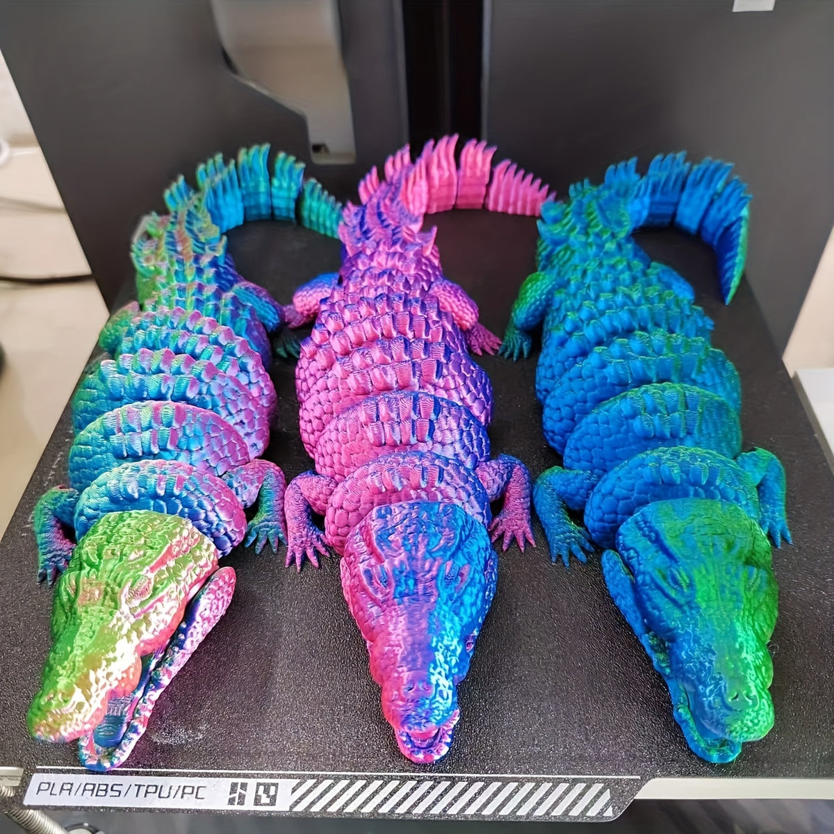 Crocodile Figurine Set 2 Pieces, 3D Printed Reptile Ornaments with Detailed Scales for Collectible Displays, Nature-Themed Shelves and Learning Scenes