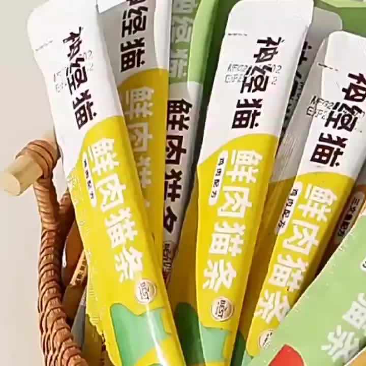 Lickable Cat Treats Bucket 100 Count, 15g Mixed Flavor Creamy Squeeze Sticks with Chicken, Tuna and Salmon for Hand Feeding and Cat Food Topping