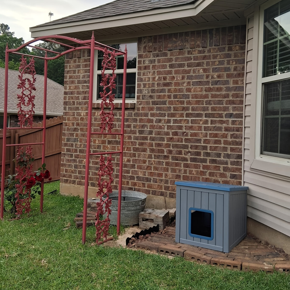 Roofed Outdoor Cat Shelter in Grey, Cozy Pet Resting House for Covered Porches and Secure Balconies, Dedicated Cat Hideaway for Everyday Rest